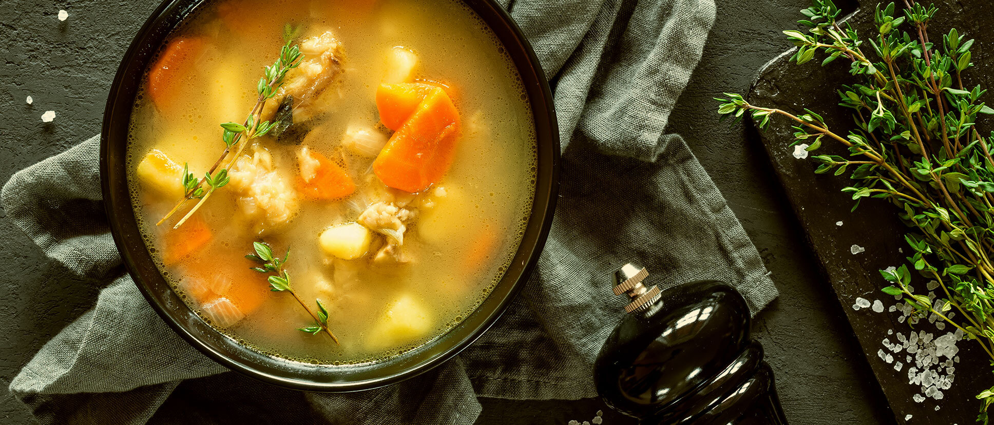 Soupe dans un bol sur une table