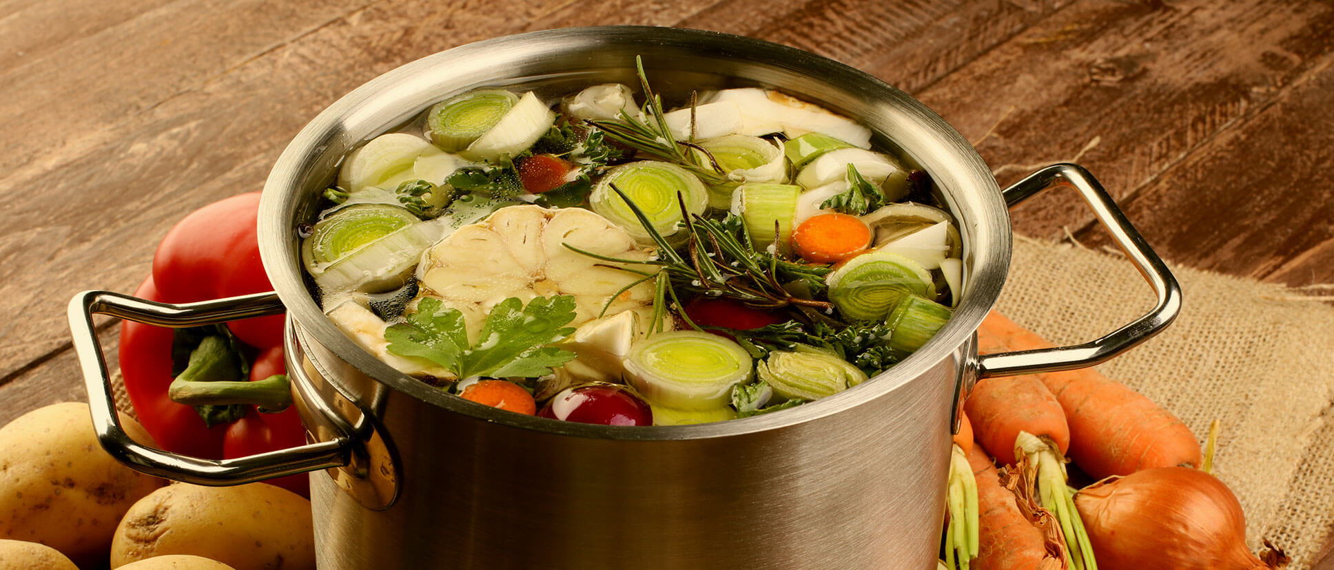 préparation d'un bouillon avec plein d'ingrédient dans une casserole