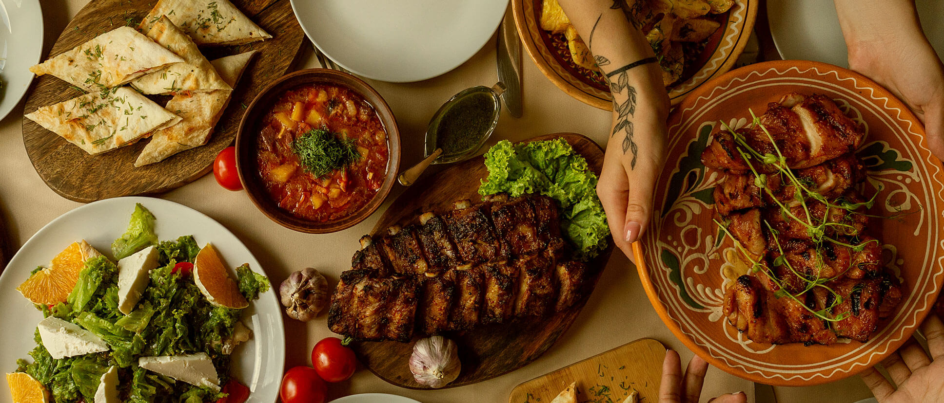 table remplis de nourritures