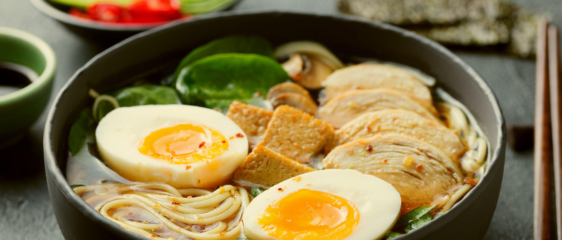 Assiette œuf poulet avec pâte