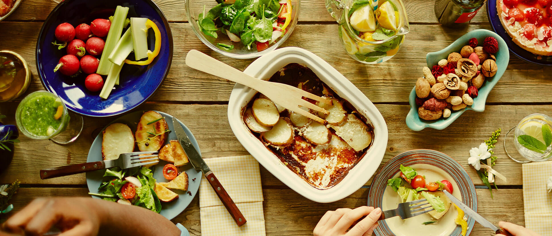 table remplis de nourritures