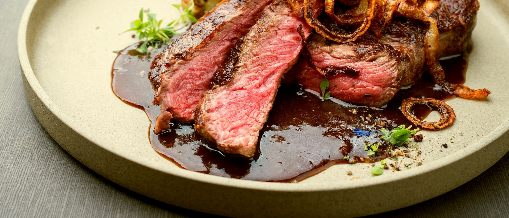 repas steak avec accompagnement dans une assiette